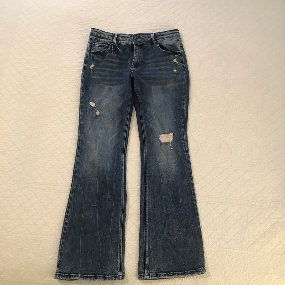 Petra 153 distressed classic boot cut jeans. Size waist 32.